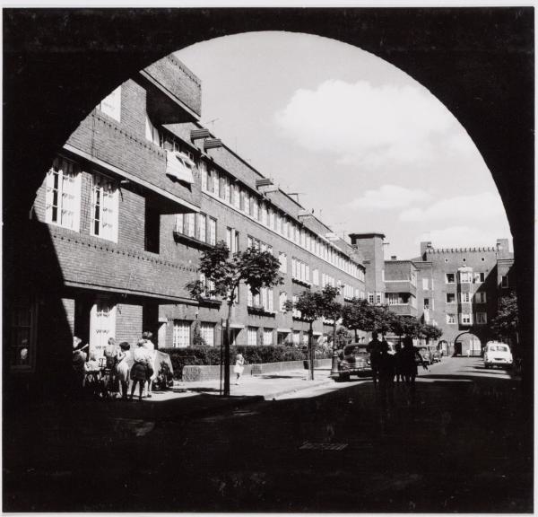 Danie Theronstraat. Danie Theronstraat gezien naar de Ben Viljoenstraat. Foto gemaakt door: J.M. Arsath Ro'is op 13 augustus 1959. Bron: Beeldbank, SAA. 