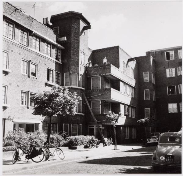 Danie Theronstraat. Danie Theronstraat 29-37, gezien naar de Hofmeyrstraat. Foto is gemaakt door: J.M. Arsath Ro'is op 17 augustus 1959. Bron: Beeldbank, SAA. 
