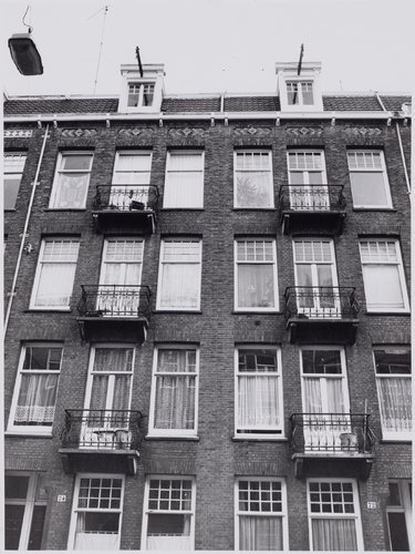 Woningen in de Vrolikstraat Foto uit 1983 door Martin Alberts.<br />Afkomstig uit Beeldbank Stadsarchief 