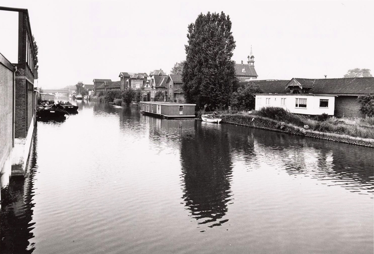 Een woonboot aan de Nieuwe Vaart bij de Veelaan, waar Thecla met haar ouders woonde.<br />(Foto: 1987 Gemeentearchief Amsterdam). 