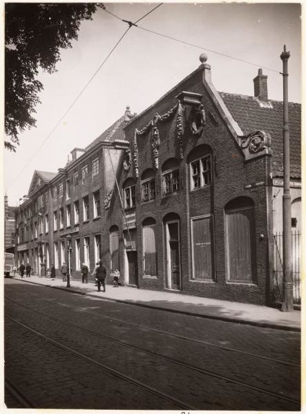 Oostenburgergracht. Afgebeeld is de Oostenburgergracht (nummer 75-81). De foto is gemaakt in mei 1936.Helemaal links zat de christelijke jongensclub "Wartburg". <br />Bron: Beeldbank, Stadsarchief Amsterdam. 