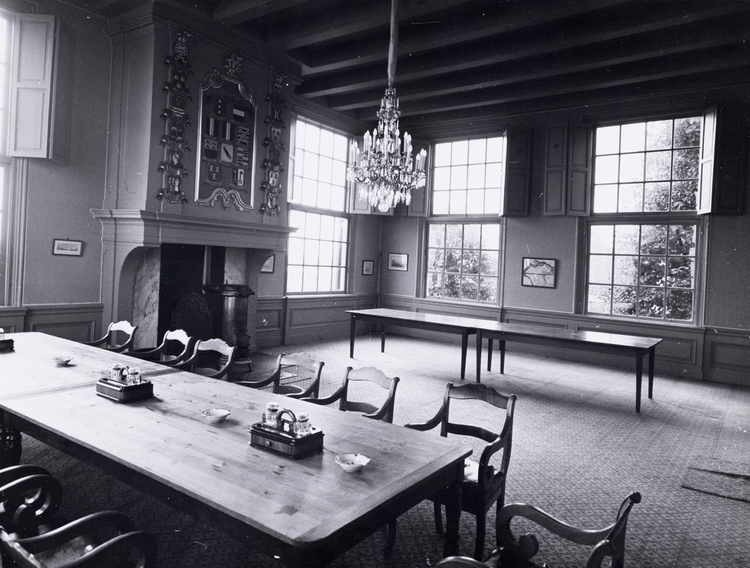  De raadzaal van het Gemeenlandhuis aan de Diemerzeedijk.<br />Foto: Beeldbank Stadsarchief Amsterdam 