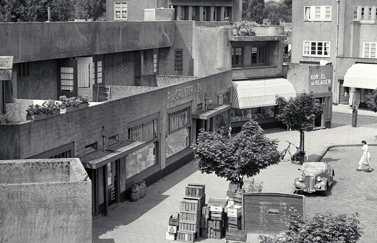 Kruidenier de Gruyter - 1952 .<br />Geheel rechts op de hoek op nummer 22 zit slagerij Korrel.<br />Foto: Beeldbank Amsterdam 