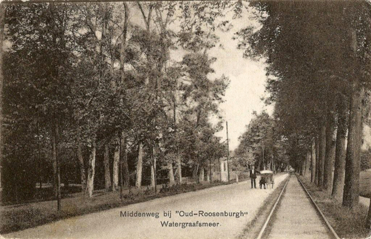 De Middenweg bij Oud-Roosenburgh. Nu onderdeel van de Nieuwe Ooster. De toegangspoort over de sloot is links te zien.  