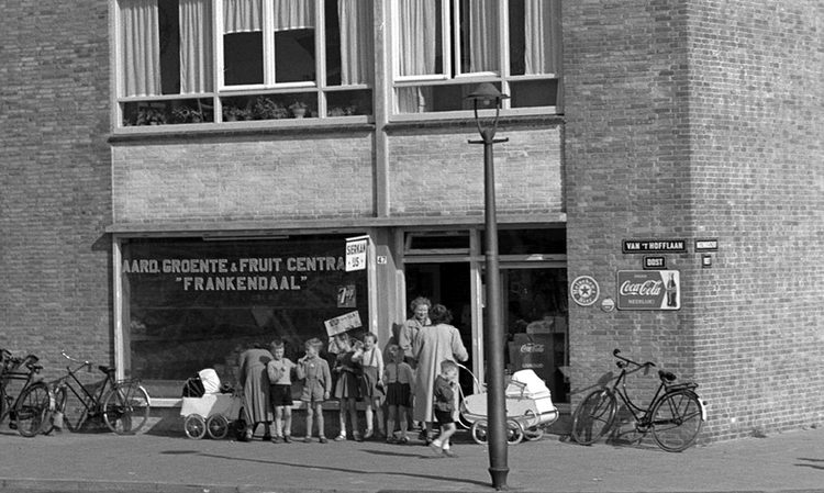 Van 't Hofflaan 47 - 1956 .<br />Klik rechts bovenaan op de foto en de foto wordt vergroot weergegeven.<br />Foto: Beeldbank Amsterdam .<br />Foto: Beeldbank Amsterdam 