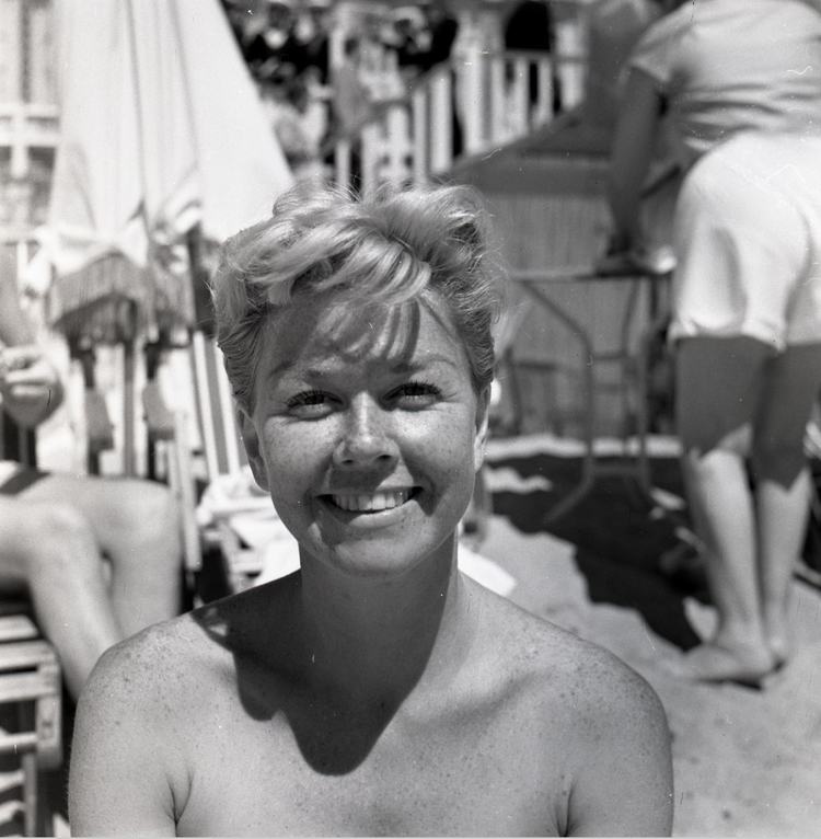  Frankrijk, Cannes 1956.<br />Doris Day aan het strand tijdens een filmfestival (voor de film The man who knew too much).<br />Foto: Stadsarchief Amsterdam 