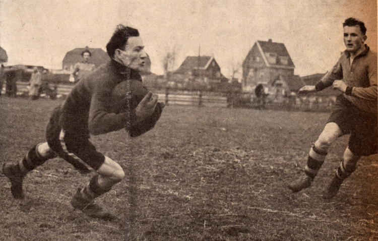Keeper Harry Riemersma op het veld in Badhoevedorp - 1941  