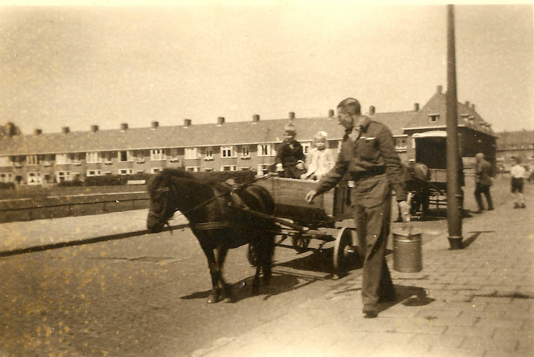 Melkboer Schuurmans met paard en kar op het Voltaplein - 1946 .<br />Foto: Reina Schuurmans 