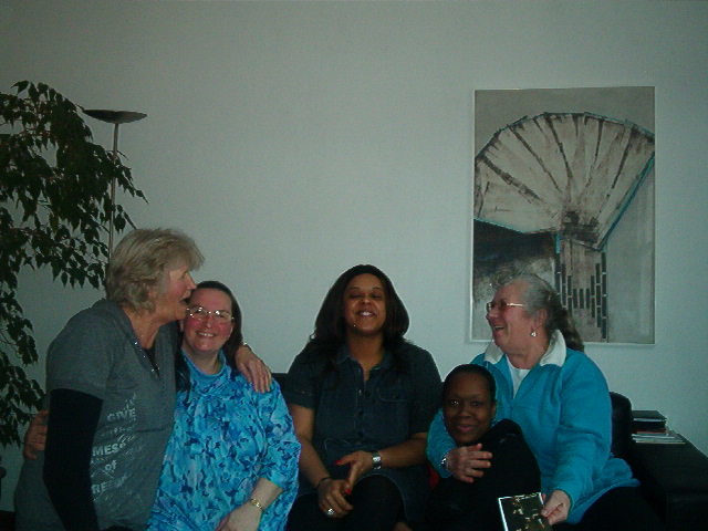 De bewoonsters Van links naar rechts: Mary, Anita, Mariska, Claudia en Greet.<br />Foto genomen maart 2009. 