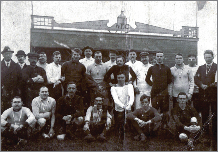 I.v.m. een onderlinge veteranenwedstrijd t.g.v. het 18-jarig bestaan poseren de spelers voor de ingang van het sportpark Goed Genoeg. 19 Januari 1913. .<br />Foto: Archief A.F.C. 