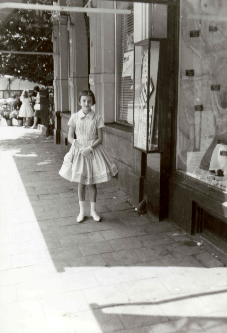 Zusje Vera voor de winkel - 1961 .<br />Foto: Bernard Drahmann met dank aan de heer Nabil Yassa 
