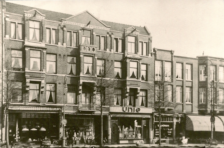 Middenweg 55 (2e pand van rechts) - 1915  <p>.<br />
<em>Foto: Jan van Deudekom †</em></p>