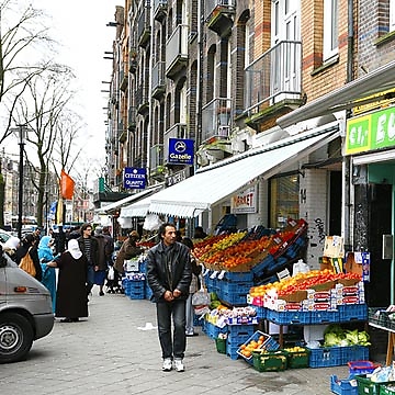 Javastraat bruist Het bruist en bubbelt in de buurt, met de de bruisende winkelstraat de Javastraat. 