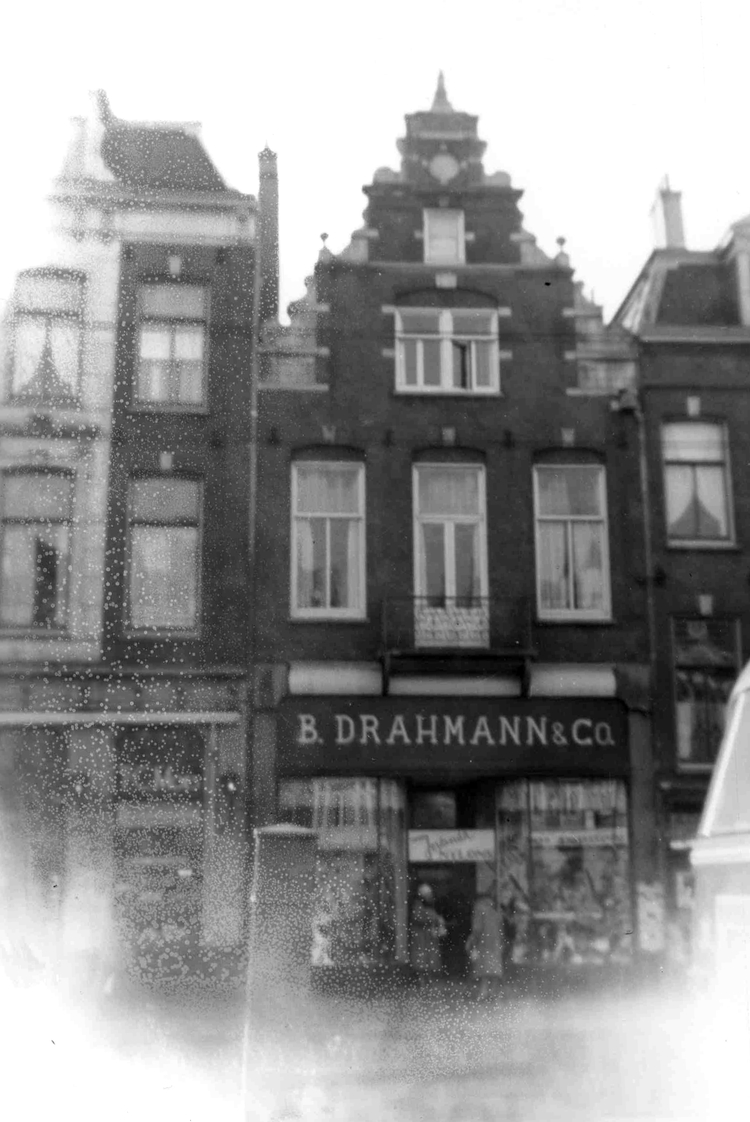 Linnaeusstraat 14 - ±1960 .<br />Foto: Bernhard Drahmann met dank aan de heer Nabil Yassa 