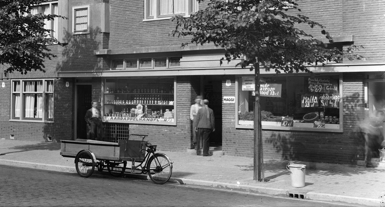 Krugerstraat 10 Van Hulst -  1937 .<br />Foto: Beeldbank Amsterdam 