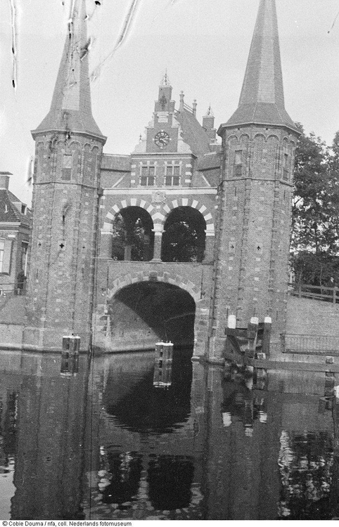Wateroort in Sneek. Deze foto dateert uit de periode 1943-1945 en is gemaakt door Cobie Douma. <br />Bron: Geheugen van Nederland. 