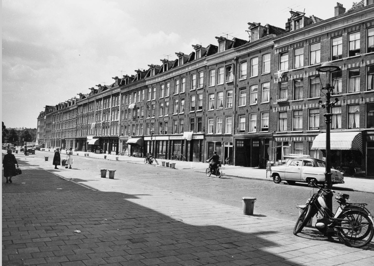 Von Zesentraat 1959 De straat tussen de Linnaeusstraat (links) en de Dapperstraat.<br />Foto: Beeldbank Stadsarchief Amsterdam 