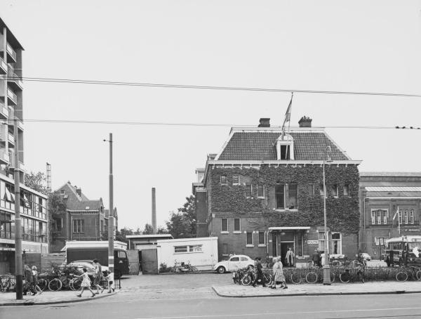 Linnaeusstraat 121. Politiebureau Linnaeusstraat met rechts: een gedeelte v/h Sportfondsenbad, Fronemanstraat 5. <br />Bron: Beeldbank, Stadsarchief Amsterdam. 