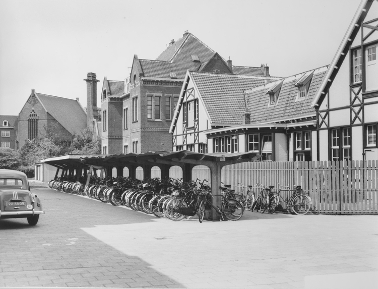 Het Kraaiennest met daarachter het G.G.D.-gebouw en de synagoge. .<br />Foto: Beeldbank Amsterdam 