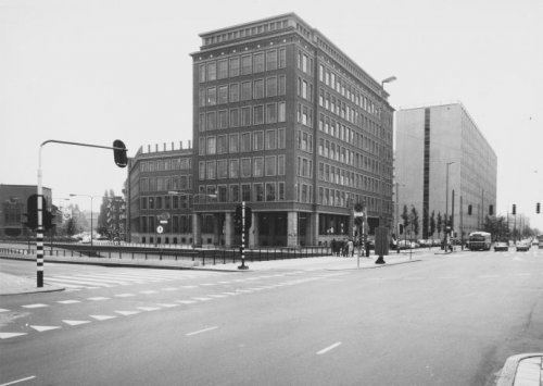 Het gebouw van de Raad van Arbeid op het Rhynspoorplein 1,  links ingang Andreas Bonnstraat.  <p>.<br />
Foto: Stadsarchief Amsterdam</p>