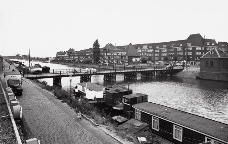  Het Lozingskanaal bij de brug naar de Veelaan, eind jaren '50.<br />Foto: Beeldbank Stadsarchief Amsterdam 
