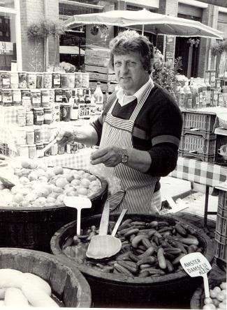  Bertus Hoekman (Bertus Zuur), vroeger huidenbewerker, later marktkoopman bij zijn augurkenkraam op de Albert Cuip. 