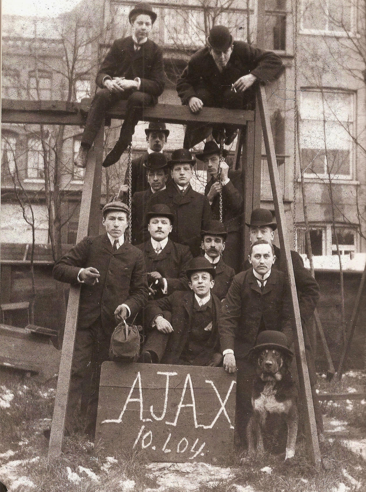 10-1-1904 Ajaxieden in de speeltuin van het Rechthuys in de Watergraafsmeer .<br />Foto: John Haen 
