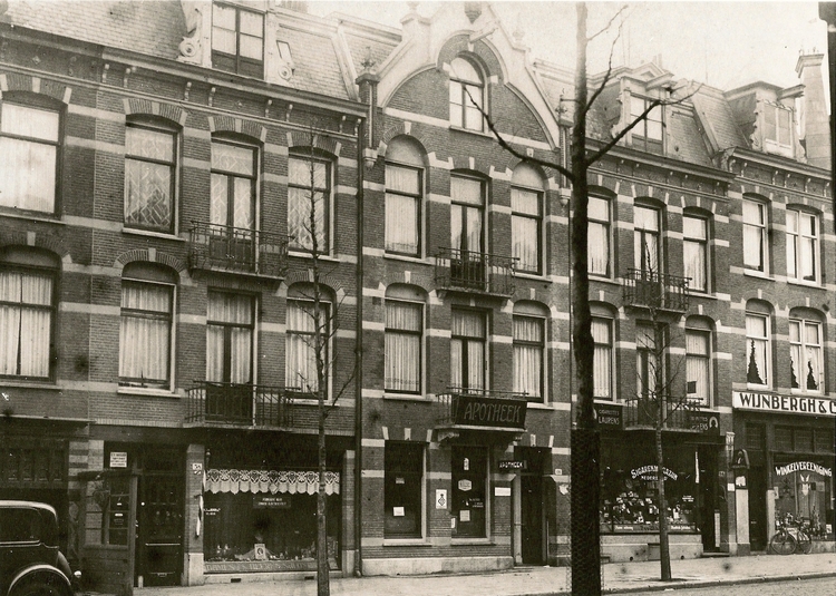 Middenweg 38 (Kapperszaak van Berkum 1e pand links) - ± 1932 .<br />Foto: Uit archief van Jan van Deudekom † 
