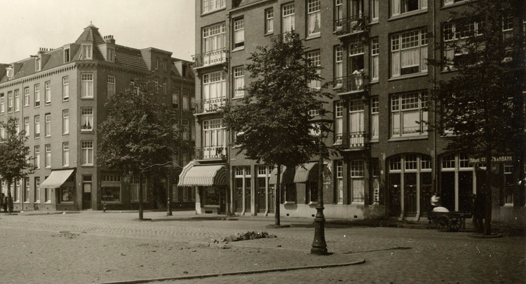 Krugerplein vlnr 22 - 28  Op nr. 28 bakker Ploeg - 1924 .<br />Foto: Beeldbank Amsterdam 