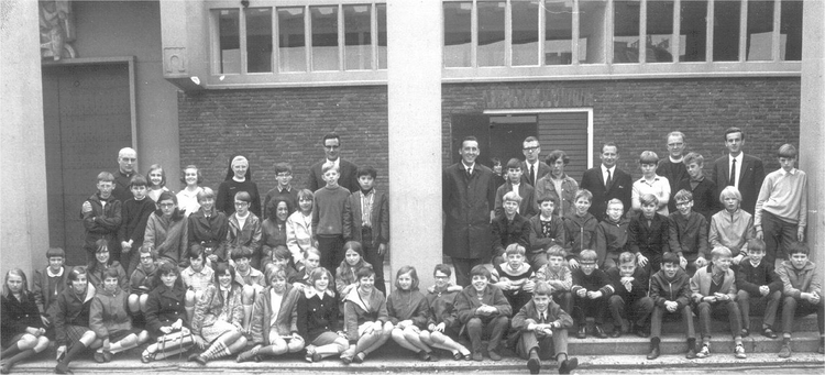 Leonardusschool klas 6 van de Leonardusschool en de Maria Immaculataschool, Hemelvaart 1968. Kees staat op de bovenste rij, vijfde van links, naast de zuster. 