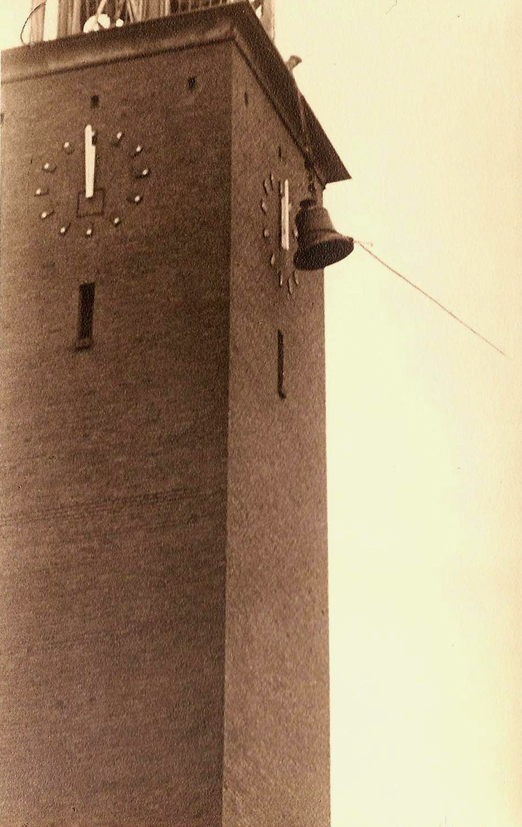 De klok hangt buiten de toren en wordt voorzichtig naar beneden geloodst. 1943 .<br />Foto: John Haen 