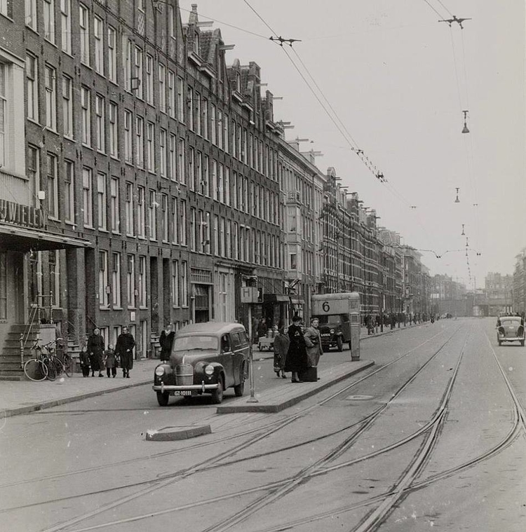 Wijttenbachstraat 25 (links van de H van Halte) - ± 1950 .<br />Foto: Beeldbank Amsterdam 