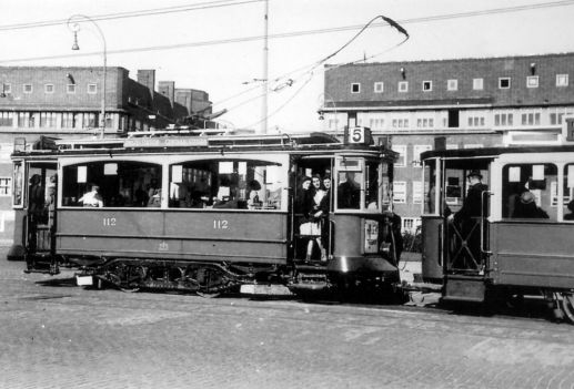 Tramlijn 5 bij het President Steynplantsoen. Deze afbeelding dateert van kort na de oorlog (1946). De fot is afkomstig van de prachtige website Geheugen van de GVB Trams<br />Foto Heijmeijer! 