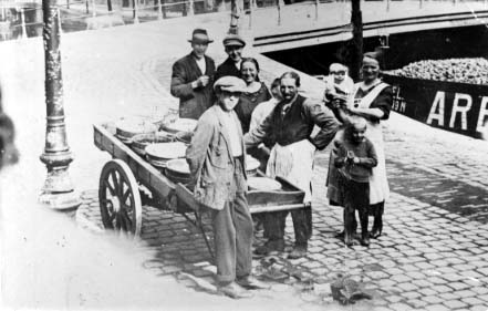 Handel in zuurwaren Straathandel was voor de oorlog een veel voorkomend verschijnsel in de Transvaalbuurt. Er zijn geen foto's van straathandel uit de buurt. Deze foto benadert echter wel de werkelijkheid. Bron: Joods Historisch Museum. 