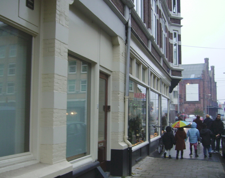  "Tegenover ons op de hoek een café..." Het café is er anno 2005 nog altijd, maar wel met nieuwe eigenaar (Foto: Dineke Rizzoli, 2005) 