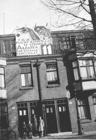 Het huis van de familie Smalhout op het Transvaalplein. De foto is van 1936, afgebeeld is de verkiezingspropaganda voor de SDAP op het huis van d familie Smalhout.<br />De foto is met toestemming van het JHM geplaatst. Het huis van de familie Smalhout op het Transvaalplein in 1936 met verkiezingspropaganda voor de SDAP. De foto is met toestemming van het Joods Historisch Museum geplaatst. 