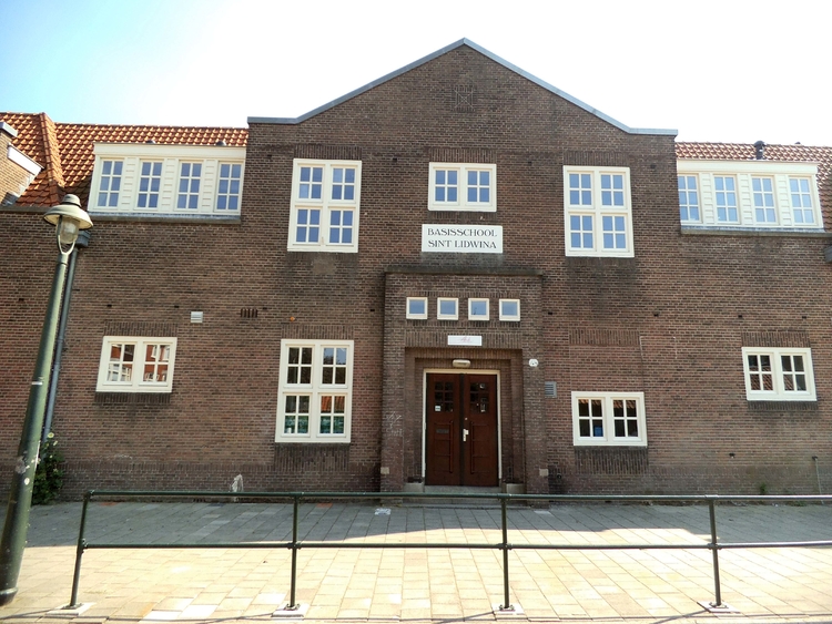 11 De Sint Lidwinaschool (oorspronkelijk de kleuterschool Maria Goretti) van architect Paul J. de Jongh. .<br />Foto: René van Eunen 