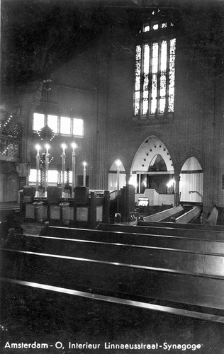 Interieur Synagoge-Oost. Prentbriefkaart met het interieur van de Linnaeusstraat-synagoge in Amsterdam, 1938. De fot is gemaakt door H.S.Vis. <br />Bron: Joods Historisch Museum. 