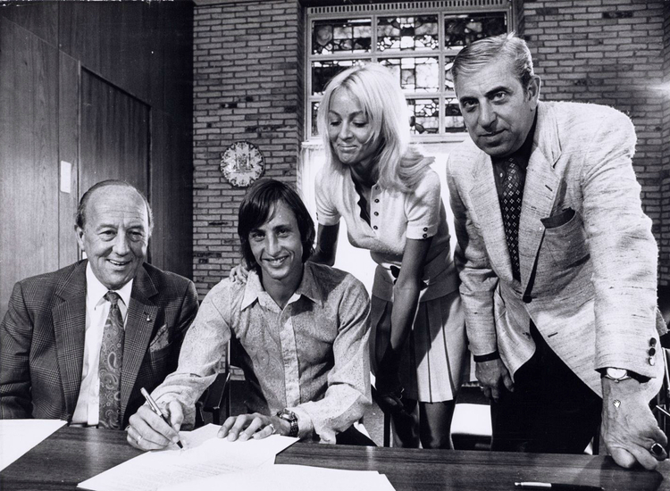 Johan Cruyff ondertekent 7-jarig contract bij Ajax. V.l.n.r. Timman, Johan Cruyff, Danny Cruyff, Jaap van Praag - 12 juli 1971 .<br />Foto: Beeldbank Amsterdam 