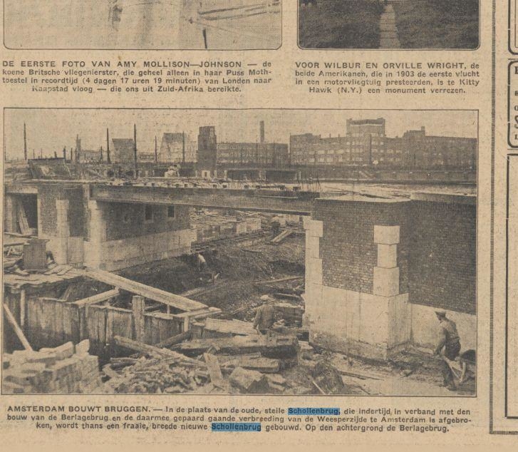 Amsterdam bouwt bruggen. Artikel uit het Algemeen Handelsblad van 6 december 1932. In de plaats van de oude, steile Schollenbrug, die indertijd, in verband met den bouw van de Berlagebrug en de daarmee gepaard gaande verbreeding van de Weesperzijde te Amsterdam is afgebroken, wordt thans een fraaie, breede nieuwe Schollenbrug gebouwd. Op den achtergrond de Berlagebrug.<br />Bron: KB - Historische Kranten. 