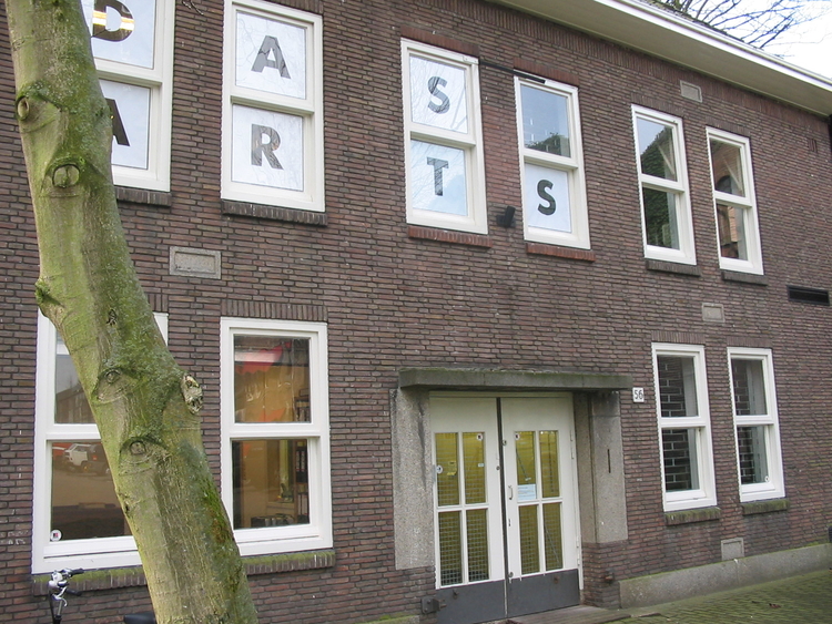  Ingang van de school. Tegenwoordig is de Stichting DasArts (De Amsterdamse School/Advanced Research in Theatre and dance Studies) in het pand gevestigd. 