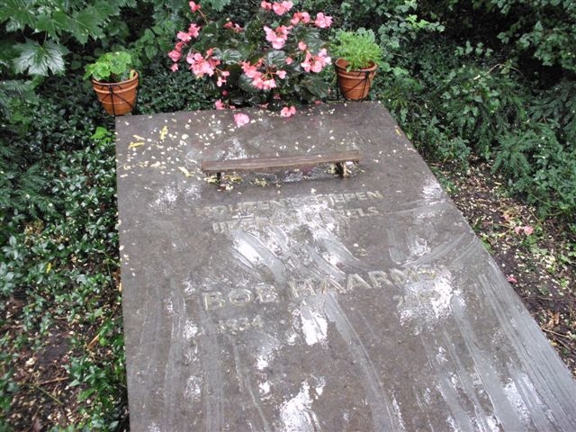  Het graf van Bobby Haarms. 