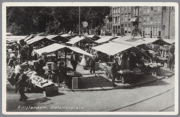Waterloopleinmarkt in de dertiger jaren De vader van Katharina was handelaar in lompen en metalen. Zijn vaste standplaats was op het Waterlooplein.<br />bron: Joods Historisch Museum. 