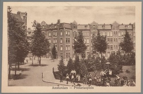 Pretoriusplein met spelende kinderen. Deze foto is uit ongeveer 1925 en afkomstig uit de collectie Van Velzen. De foto is geplaatst met toestemming van het JHM. 