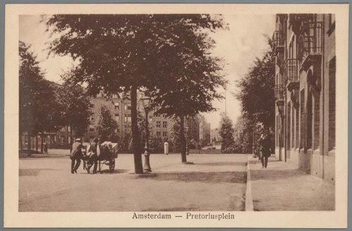 Straatventer met handkar. De foto is van ongeveer 1925, afgebeeld is een straatventer met een handkar op het Pretoriusplein. De foto is uit de collectie van Jaap van Velzen en is met toestemming van het JHM geplaatst. 