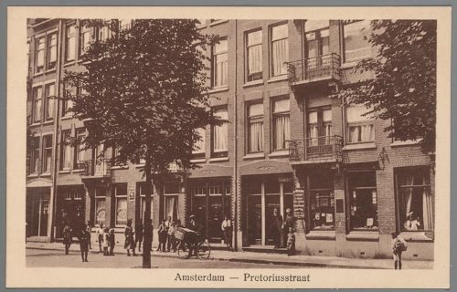 Pretoriusstraat met leesbibliotheek Prentbriefkaart uit ongeveer 1925 van de Pretoriusstraat. Geplaatst met toestemming van het Joods Historisch museum (uit de collectie J. van Velzen). 