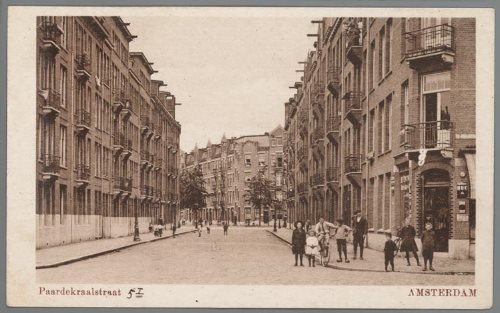 Kinderen in de Paardekraalstraat Prentbriefkaart uit ongeveer 1920, uit de collectie van J. van Velzen. Met toestemming van het Joods Historisch museum. 