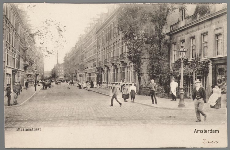 Balsiusstraat 1904. Prentbriefkaart van de Blasiusstraat in Amsterdam-Oost, circa 1904.<br />Bron Joods Historische Museum, collectie Jaap van Velzen. 