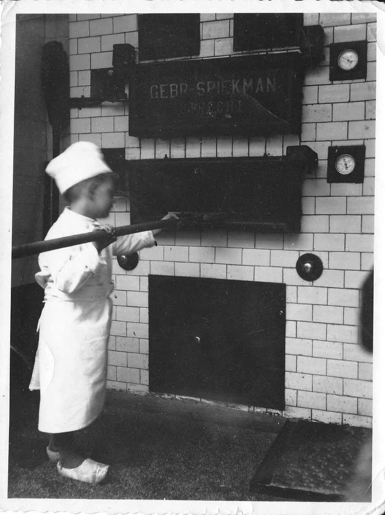 De tweede zoon, Johan van der Lichte (1929) bij de oven - 1934 .<br />Foto: Sylvia van den Brink-van der Lichte 