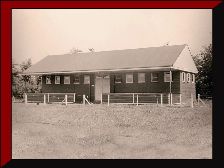 8-9-1935 Nieuw kleedlokaal geopend op sportpark Drieburg1935 Foto: Archief s.v. De Meer 